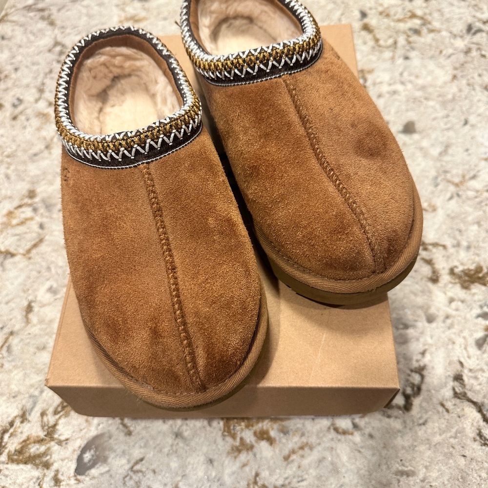 UGG women’s Chestnut Tasman Slippers